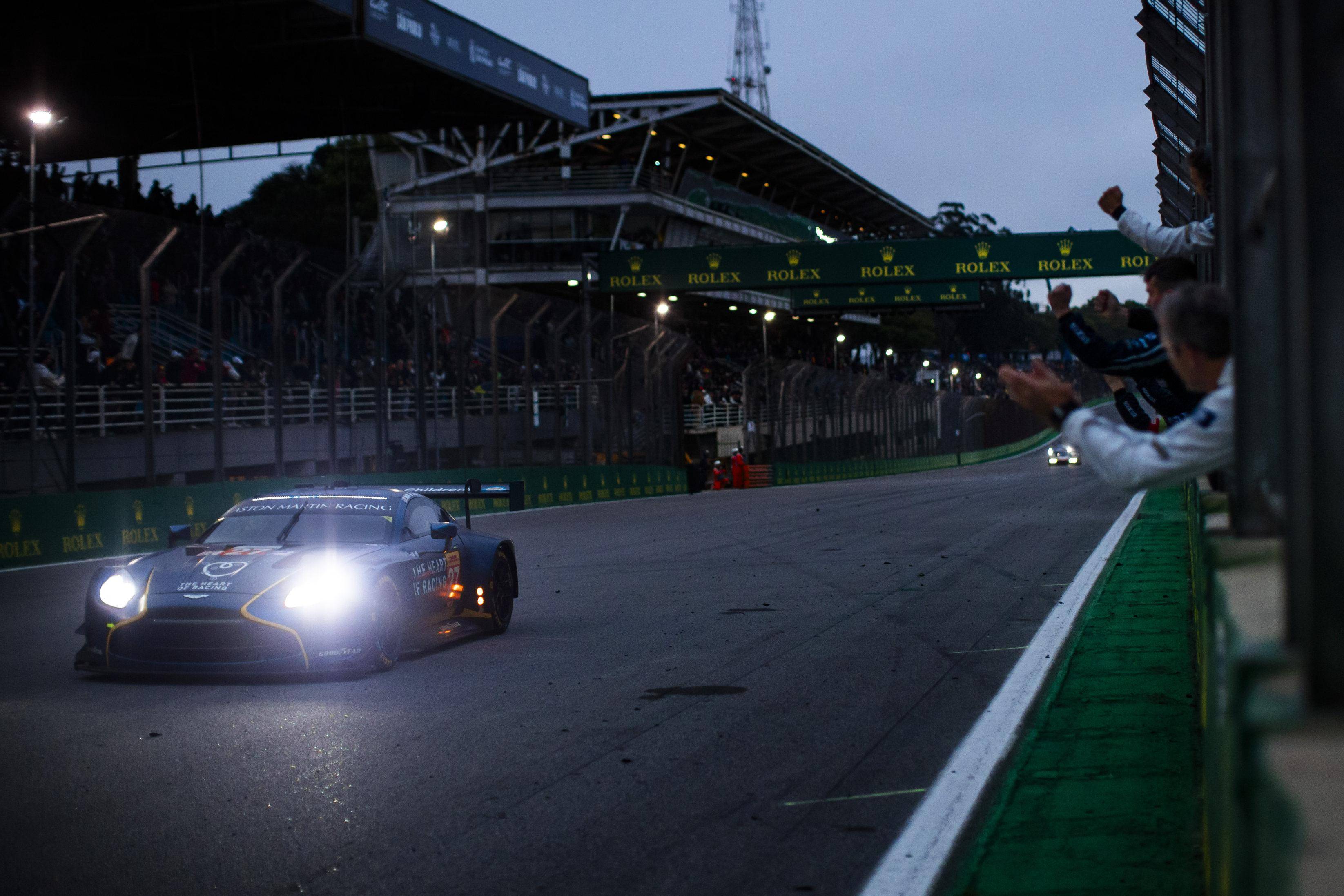 包含阿斯顿马丁碾压红牛车队，勒克莱尔状态火热的词条