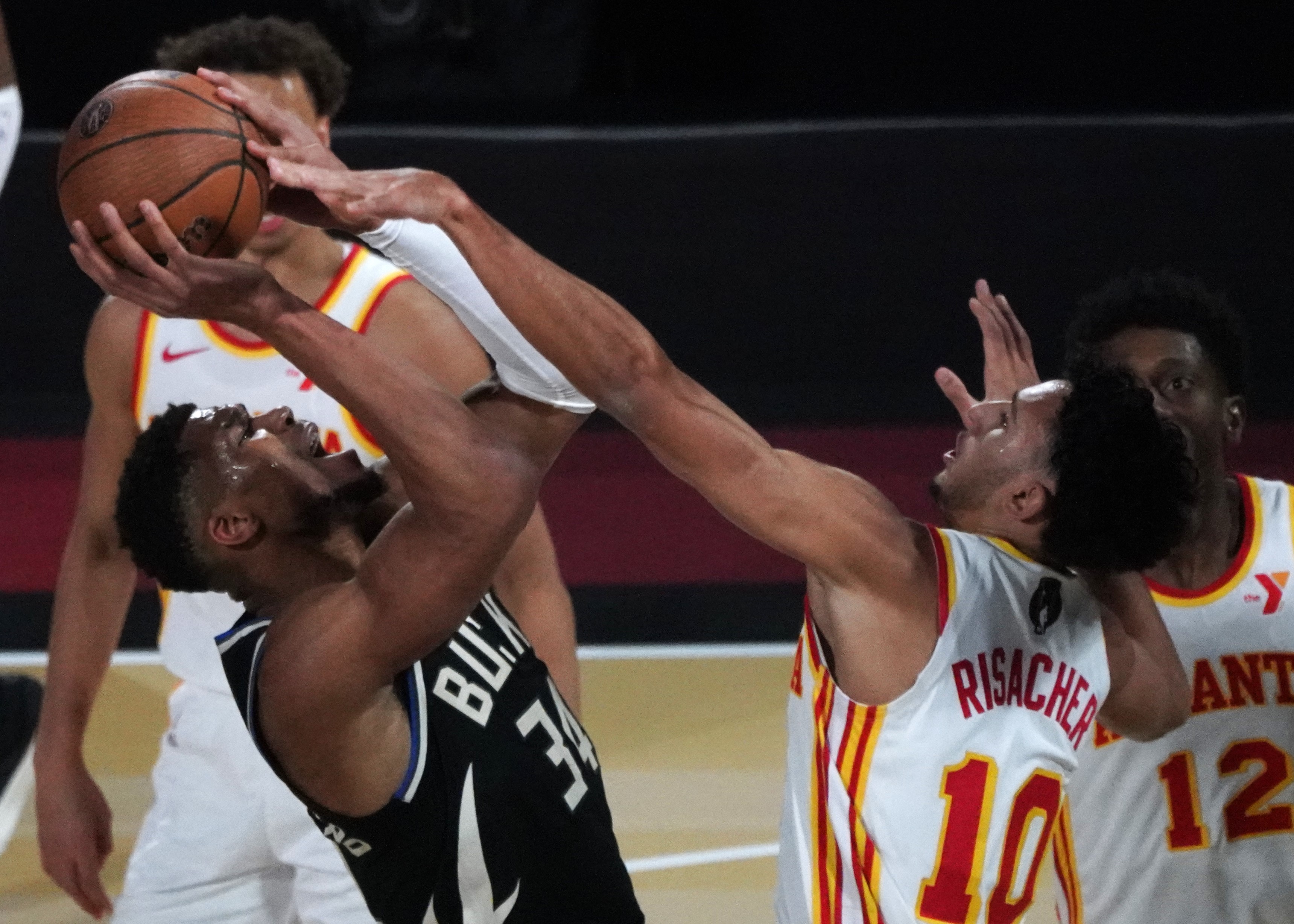 开云APP-雄鹿险胜凯尔特人，詹姆斯刷新纪录